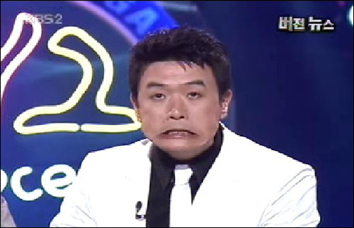 2006년 <개그콘서트>의 '버전뉴스' 코너에서 개그맨 김대희씨가 턱을 부자연스럽게 움직이는 버릇을 연기하면서, 틱장애 비하 논란에 휩싸였다. 